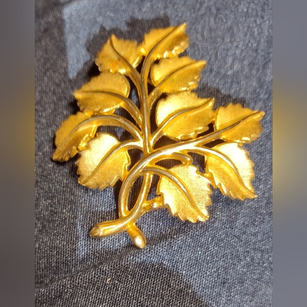 Vintage Crown Trifari Tree of Life Brooch Pin Gold-Tone Leaves Leaf